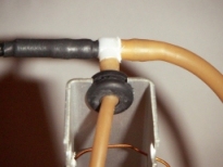 Raccord des flexibles au sommet de la potence